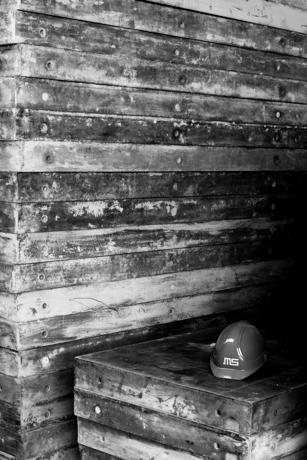 Holzschalung mit Siebenson-Bauhelm