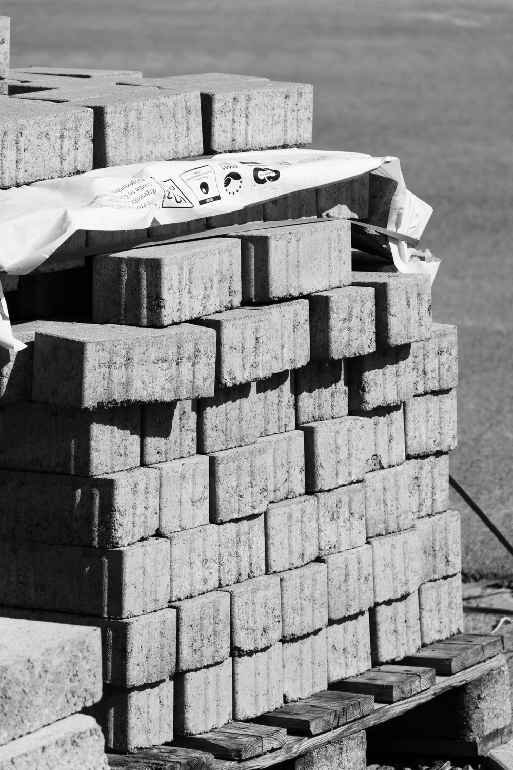 Tiefbau – gestapelte Pflastersteine auf einer Siebenson-Baustelle